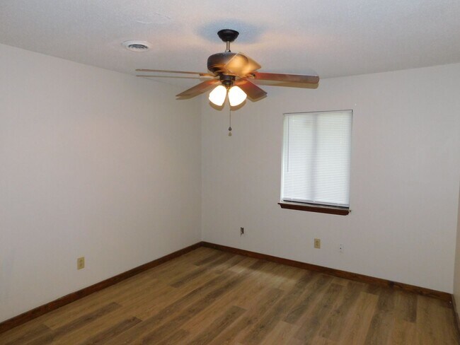 Building Photo - Charming Duplex in Havelock