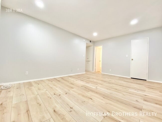 Building Photo - 931 S Wooster St Los Angeles, CA 90035