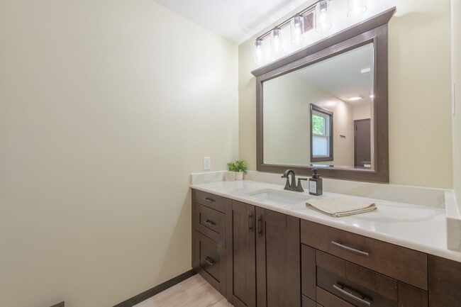 Building Photo - Rare green lake lake home for long term re...