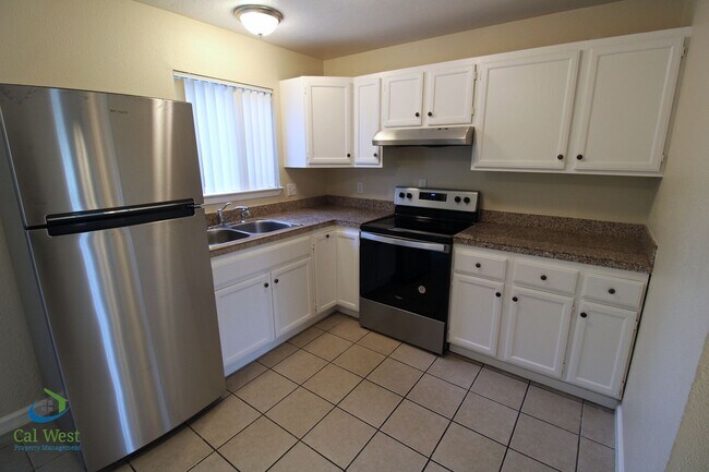 Building Photo - $3,095 2 Bedroom 1.5 Bath Bi-Level Town home