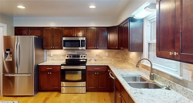 Building Photo - 707 Sir Walter Cir