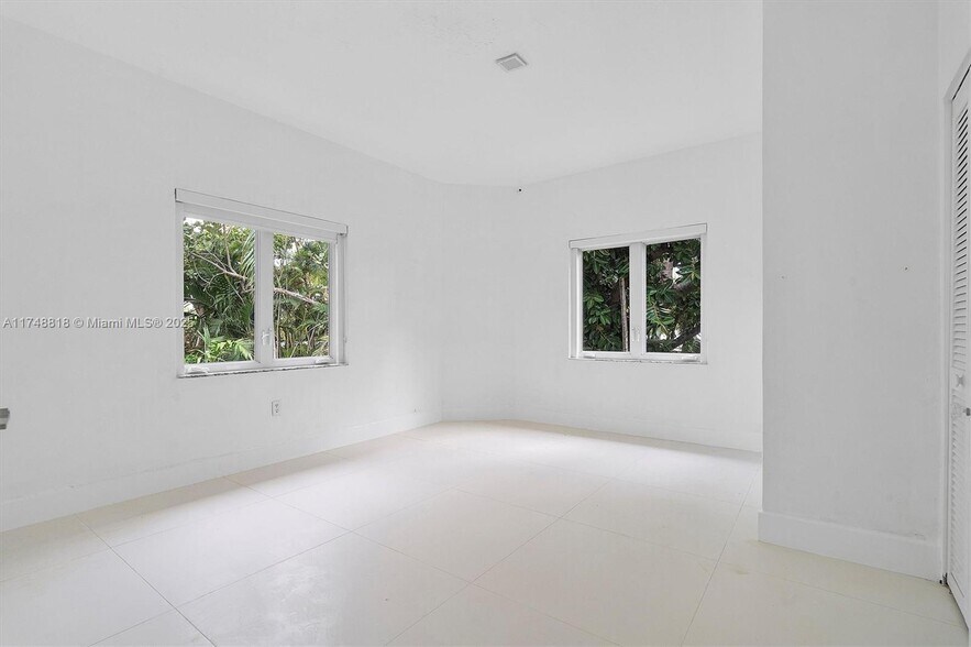 Building Photo - 600 Surfside Blvd