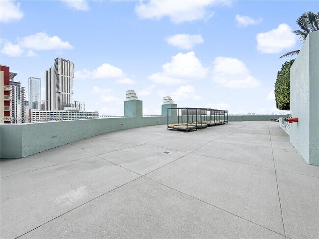 Building Photo - 1900 N Bayshore Dr