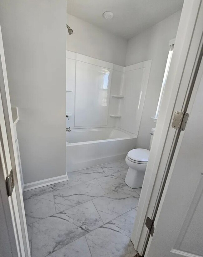 Building Photo - Very Spacious Townhome Available For Move In March 2026