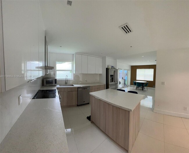 Building Photo - 2050 N 57th Terrace