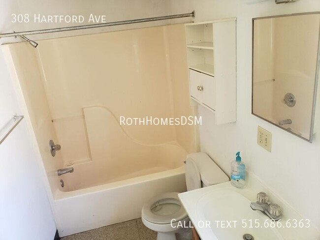 Building Photo - Great 2 Bedroom 1 Bath Home Laundry on Mai...