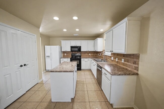 Building Photo - Beautiful 5-Bedroom Home in Schertz - Realtor Commission: $500