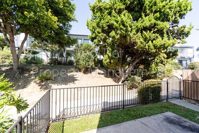 Building Photo - Beautiful 2 bed, 2.5 bath, 1373 sqft Townh...