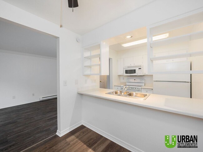 Building Photo - Modern 1 bedroom condo with garage for ren...