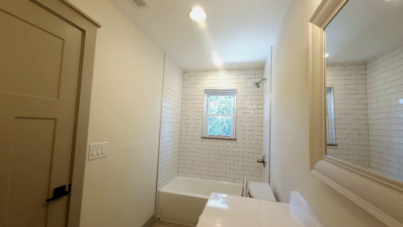 Building Photo - 1704 S Forest Dr