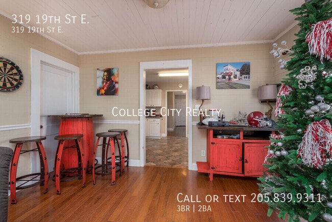 Building Photo - 319 19th St E