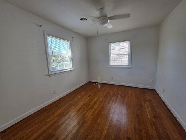 Building Photo - Larchmont