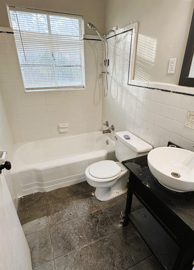 Building Photo - 1331 Colonial Rd