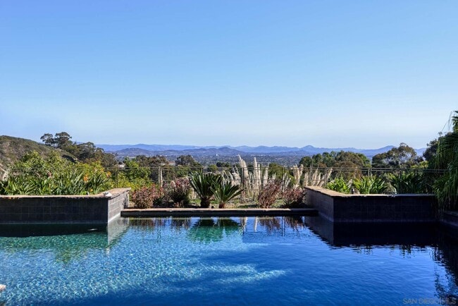 Building Photo - 6717 La Jolla Scenic S Dr