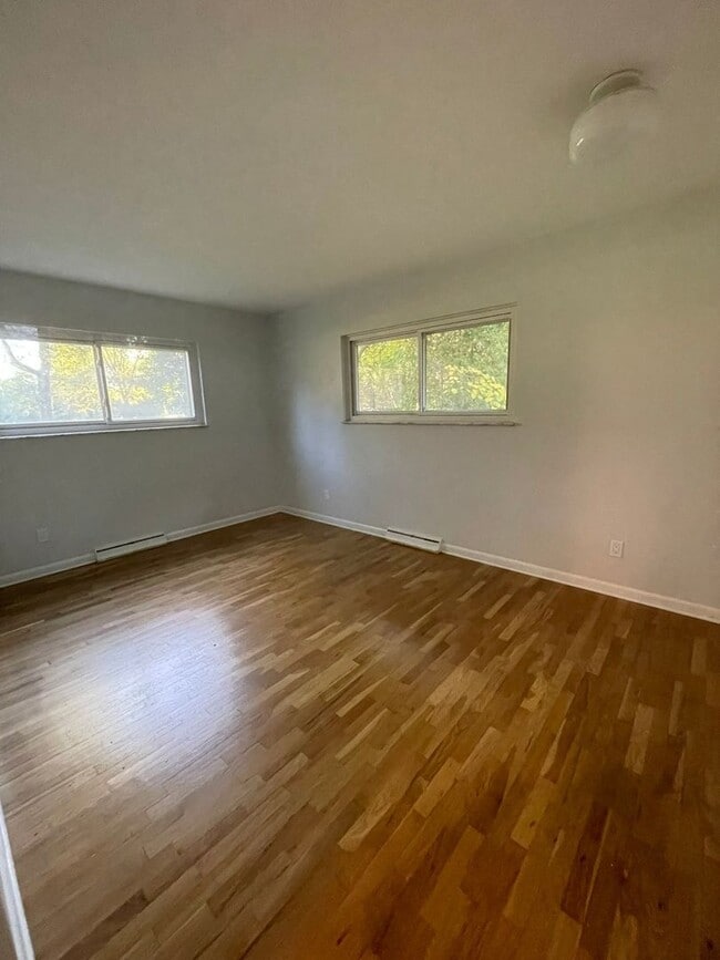 Building Photo - Beautiful Three Bedroom Home