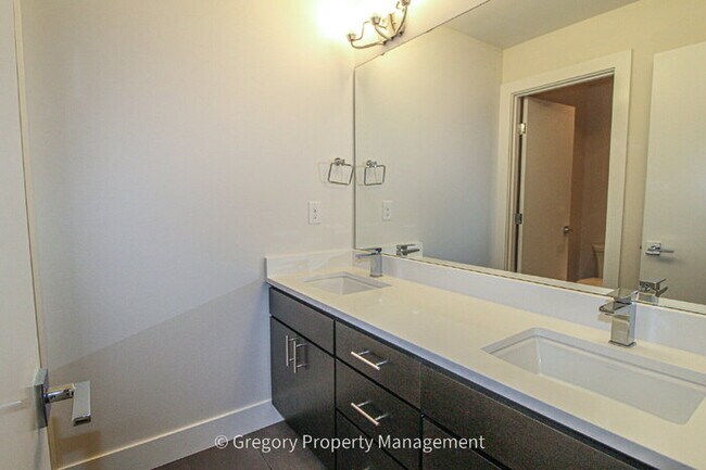 Building Photo - Newer Luxury 4 Bed 3 Bath 2 Car Garage Townhouse in Desirable Downtown Bothell Location. Walk to ...