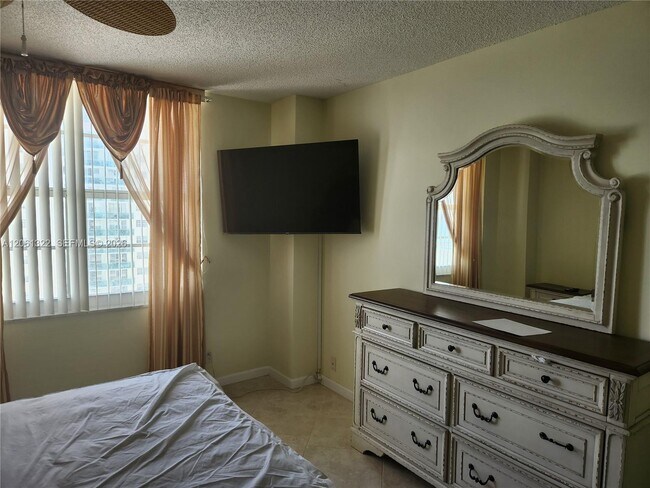 Building Photo - 3725 S Ocean Dr
