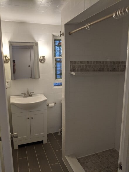 Building Photo - 13 W Bellecrest Ave