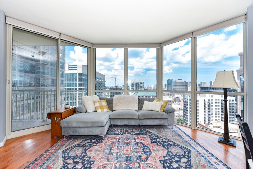 Floor to ceiling windows give incredible views - 645 N Kingsbury St