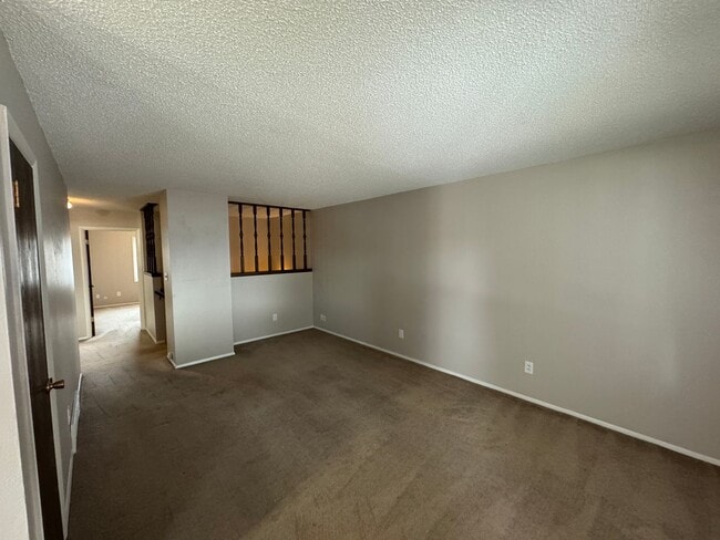 Building Photo - 2 bed, 2 office, 2 bath Townhouse