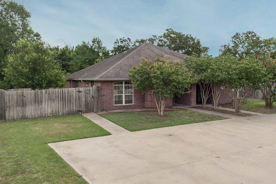 Building Photo - 1425 Western Oaks Ct