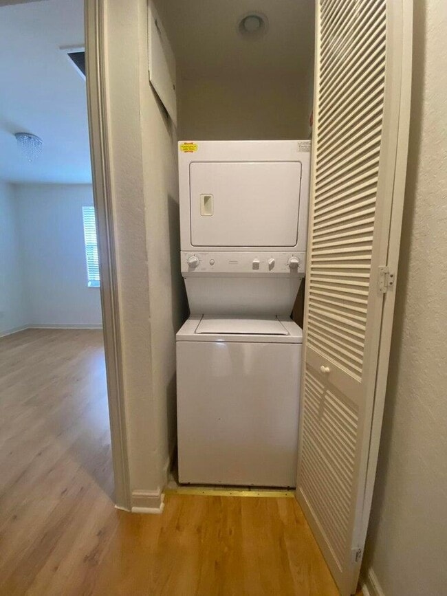 Building Photo - 410 Amador Ln