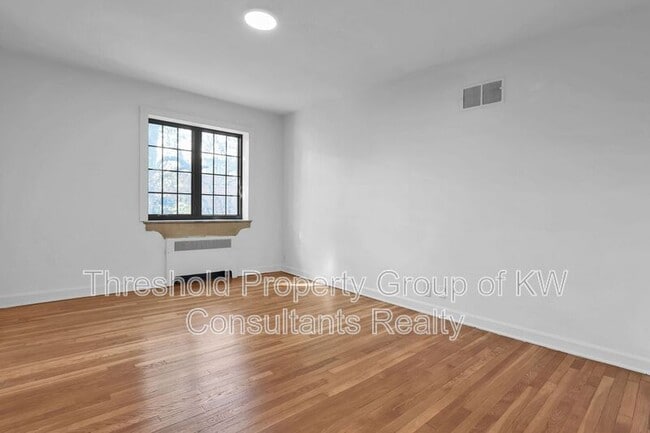 Building Photo - 451 E Town St