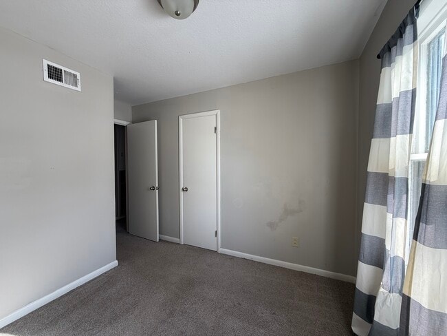 Building Photo - 1420 E 31st St S