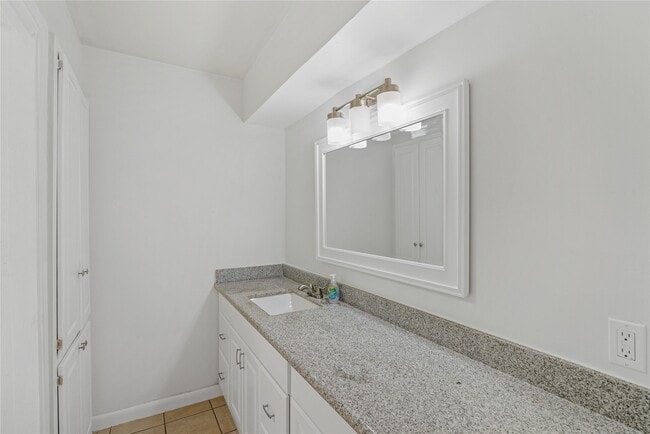 Building Photo - 2727 Briarhurst Dr