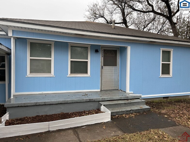 Primary Photo - 2329 SW Tulane Ave