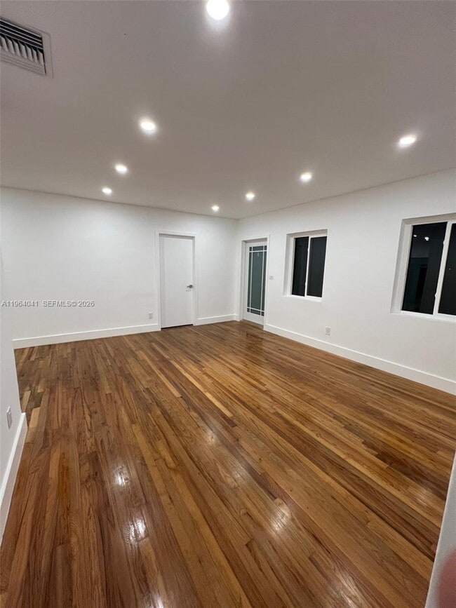 Building Photo - 424 Lavilla Dr