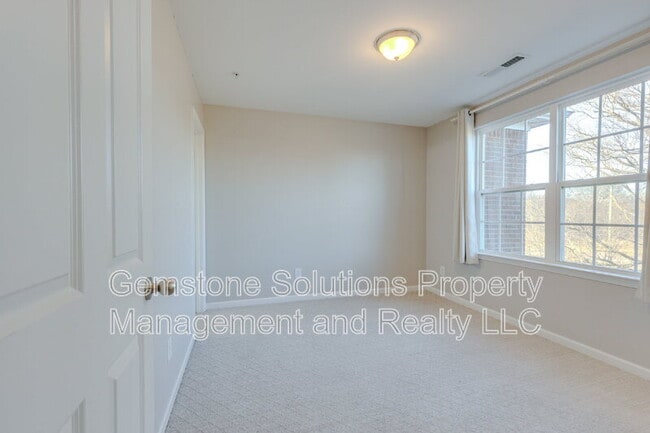 Building Photo - 304 Oldbury Ln