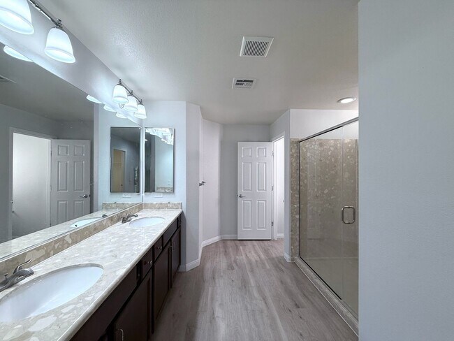 Building Photo - Great 5 bedroom home with RV Parking! Loca...