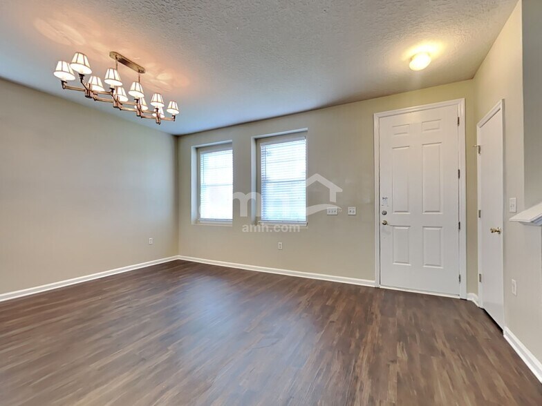 Building Photo - 11293 Justin Oaks Dr N