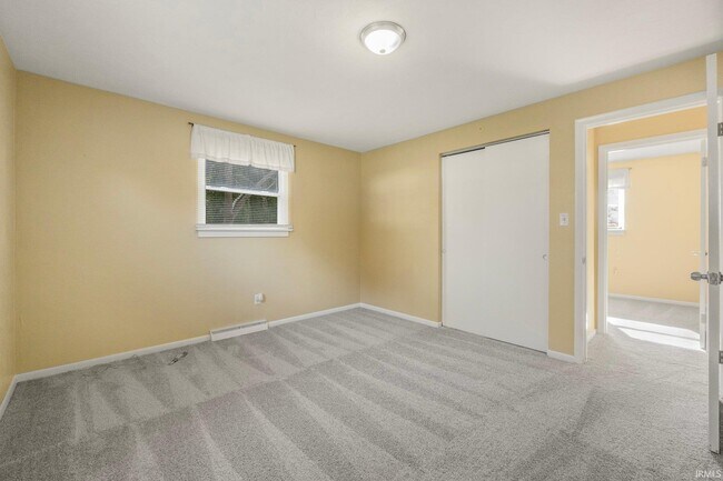 Building Photo - 2221 Graham Dr