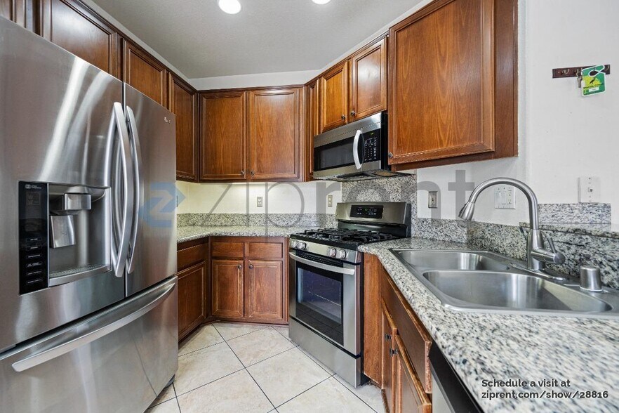 Building Photo - Unit