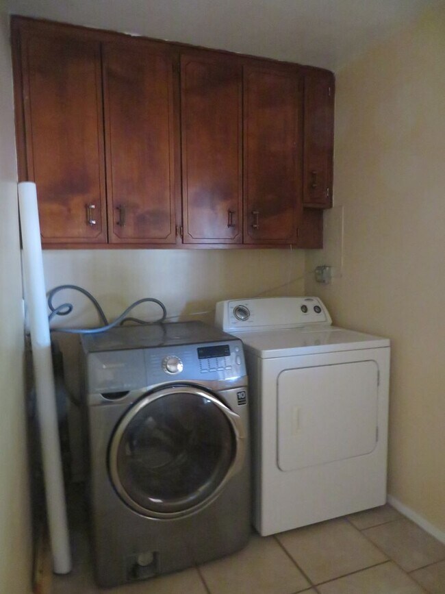 Building Photo - 4 Bedrooms, 1.5 bath Home For Rent with Al...