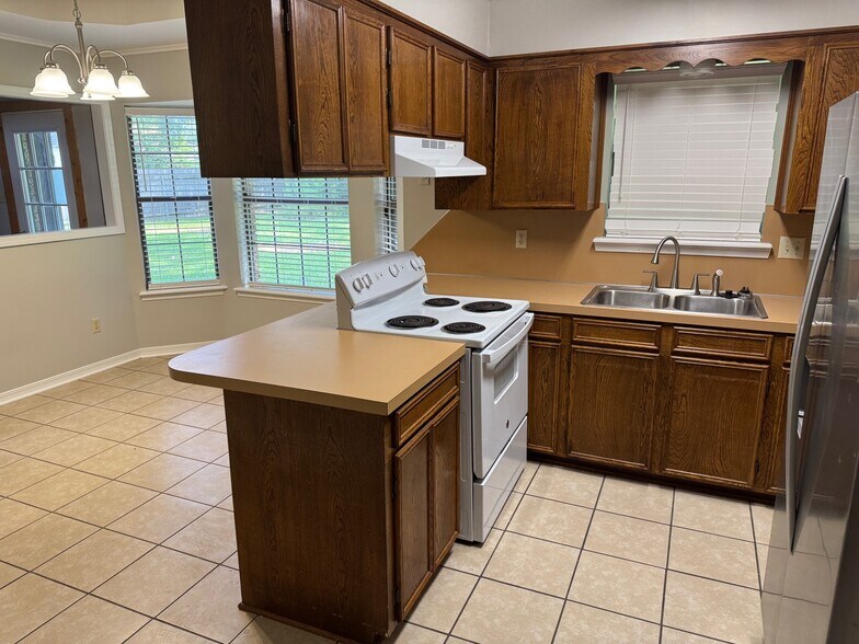 Building Photo - 210 Deerwood Ln