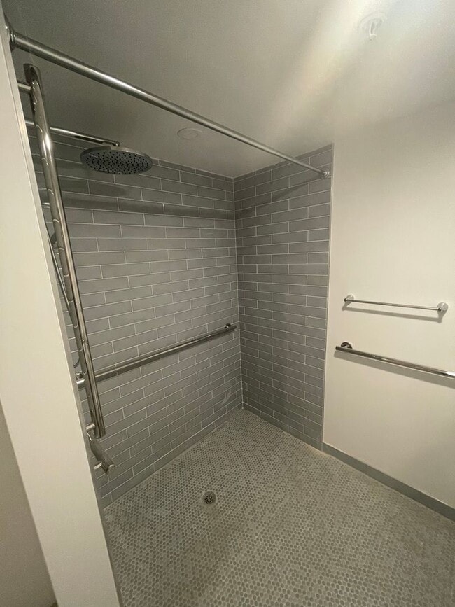 Building Photo - NO FEE!  CLEVELAND CIRCLE 1 BEDROOM WITH RENOVATED KITCHEN AVAILABLE 9/1