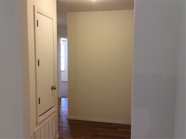 Building Photo - 2046 E Farr Ln