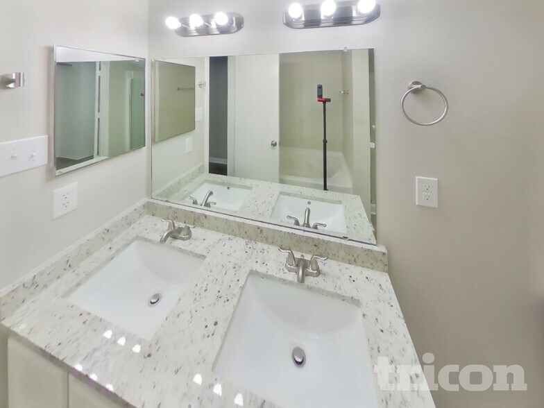 Building Photo - 2669 Bandera Pl