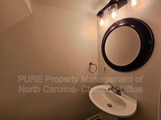 Building Photo - 333 Circle Ave