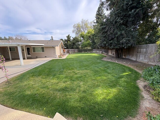 Building Photo - NW Visalia Home Near Country Club Available Now! *Private Showing Only*