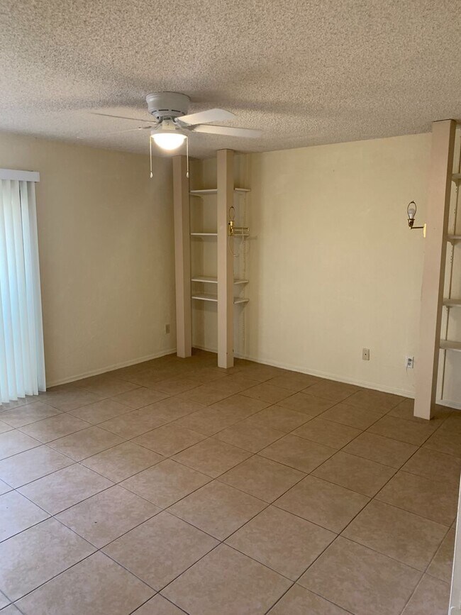 Building Photo - Spacious 3 Bed 2.5 Bath in Glendale