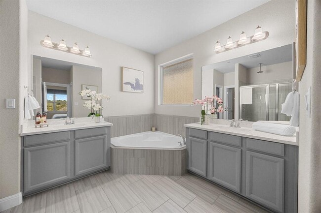 Building Photo - 5501 La Canada Wy