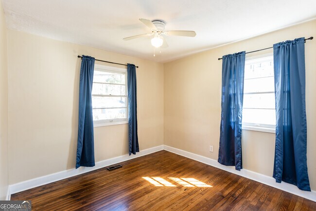 Building Photo - 491 Oak Dr SE