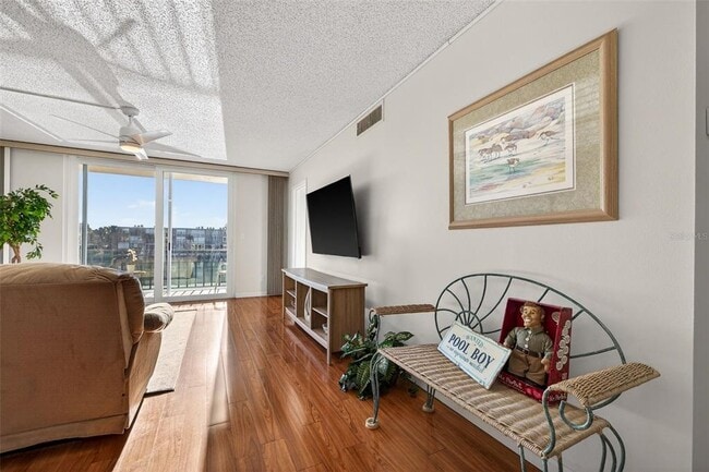 Building Photo - 7625 Sun Island Dr S