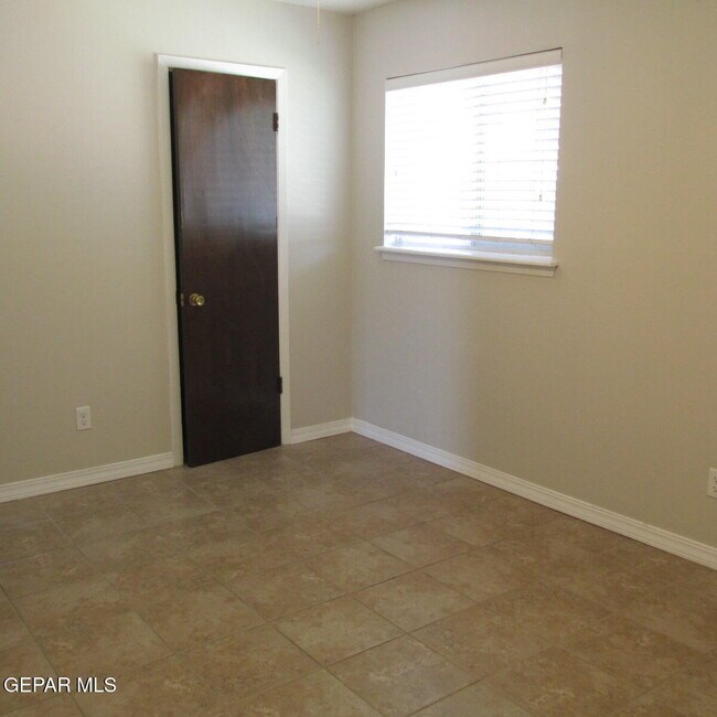 Building Photo - 2933 Wedgewood Dr