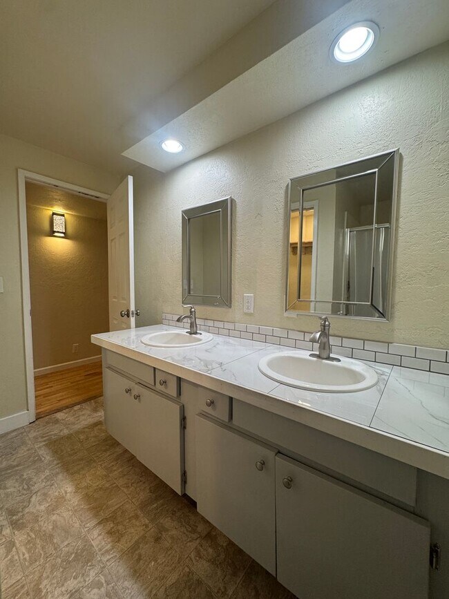 Building Photo - 5-Bed, 3-Bath in South Eugene