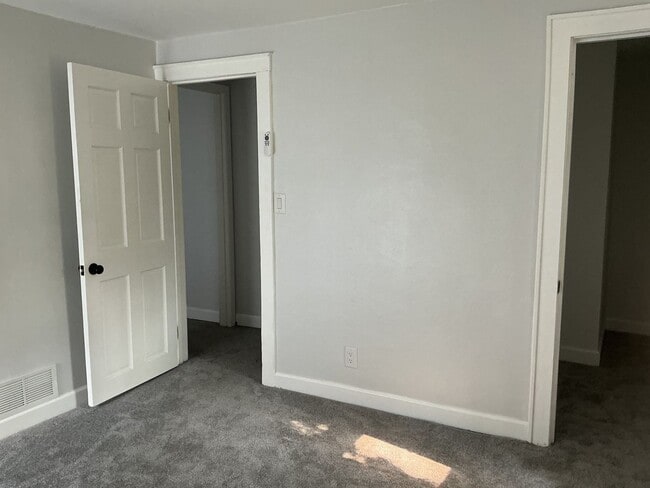 Building Photo - 4 Bedroom Single Family Home